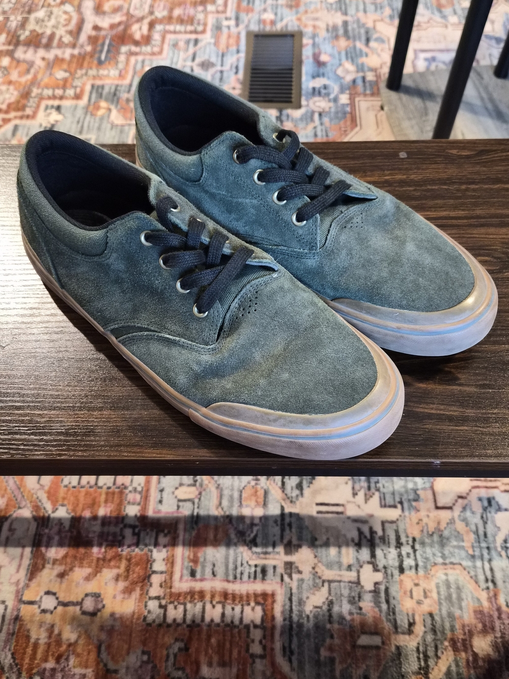 Quiksilver Men's Suede Low-Top Sneakers in Green
